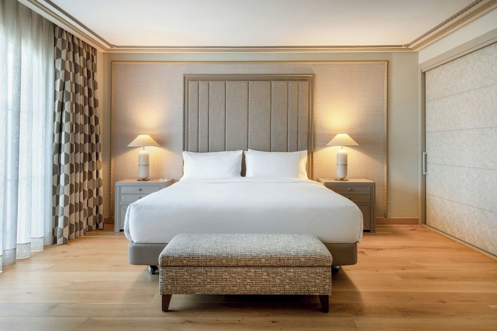 SUITE, KING BED, WITH VIEW, BALCONY