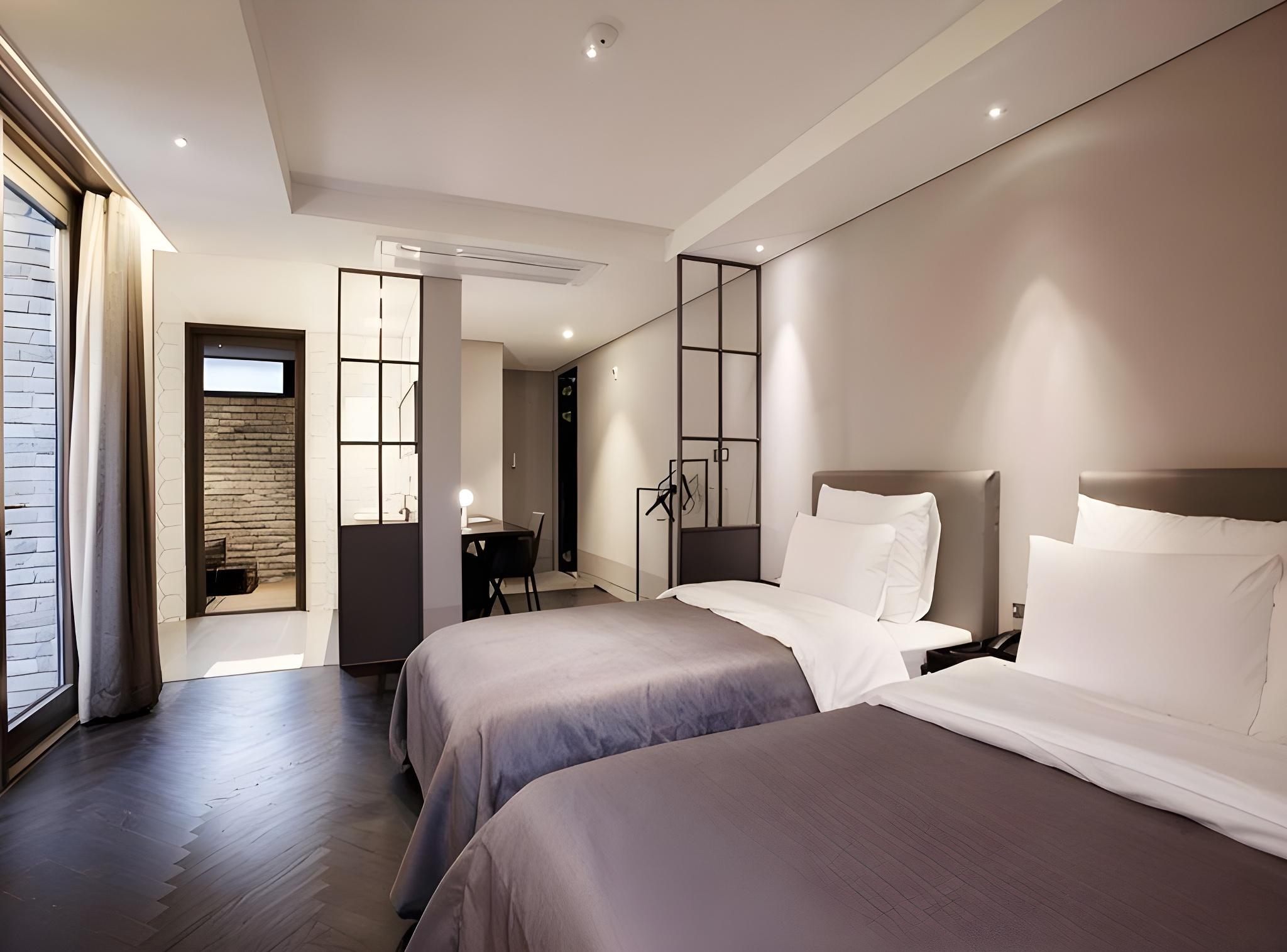 Twin Beds, Terrace