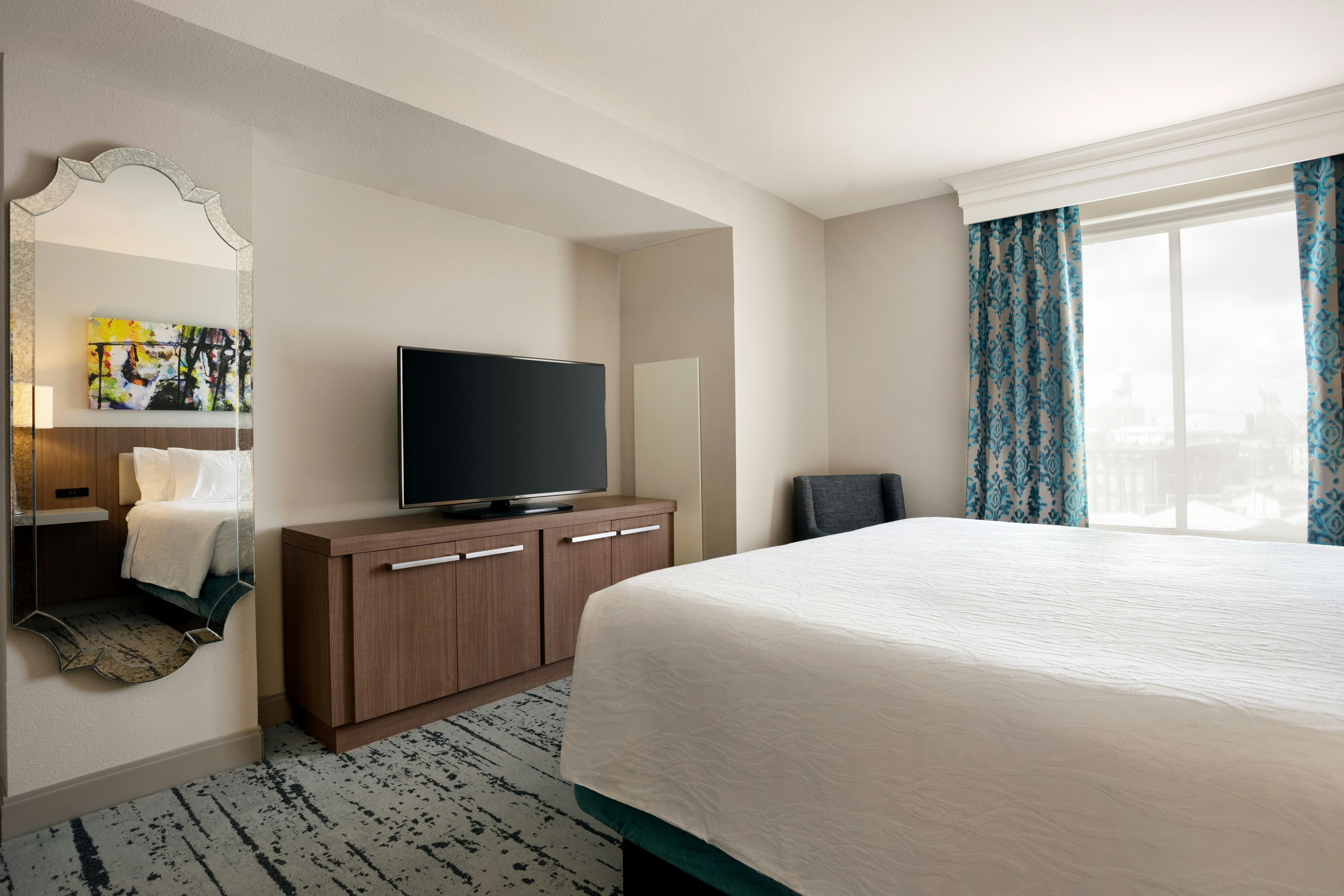 جناح بسرير كينج بغرفة نوم واحدة مع أريكة، Hilton Garden Inn New Orleans Convention Center 2/3