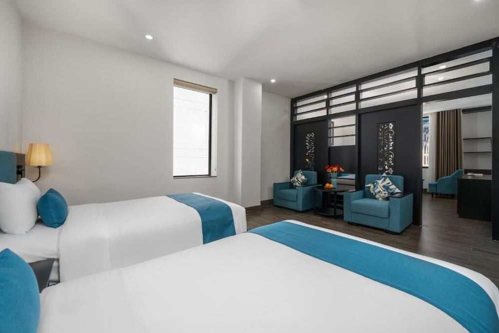 2 BEDROOMS, JUNIOR, TWIN BEDS