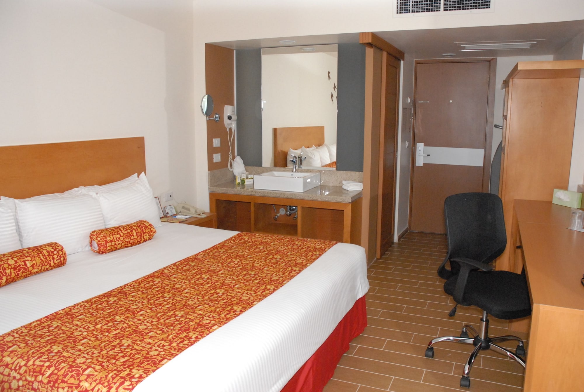 EXECUTIVE, KING BED