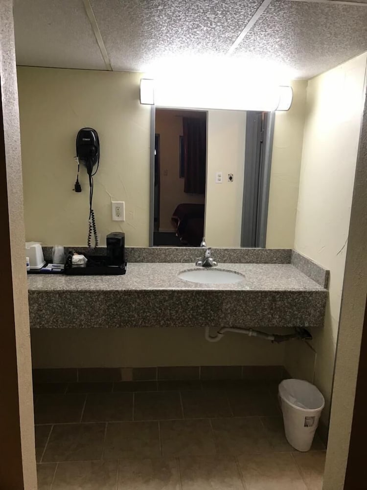 Budget Inn 3/9