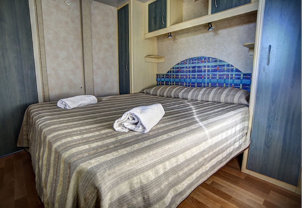 Flaminio Village Bungalow Park Campground 25/71