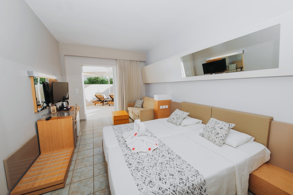 Sovereign Beach Hotel 9/50