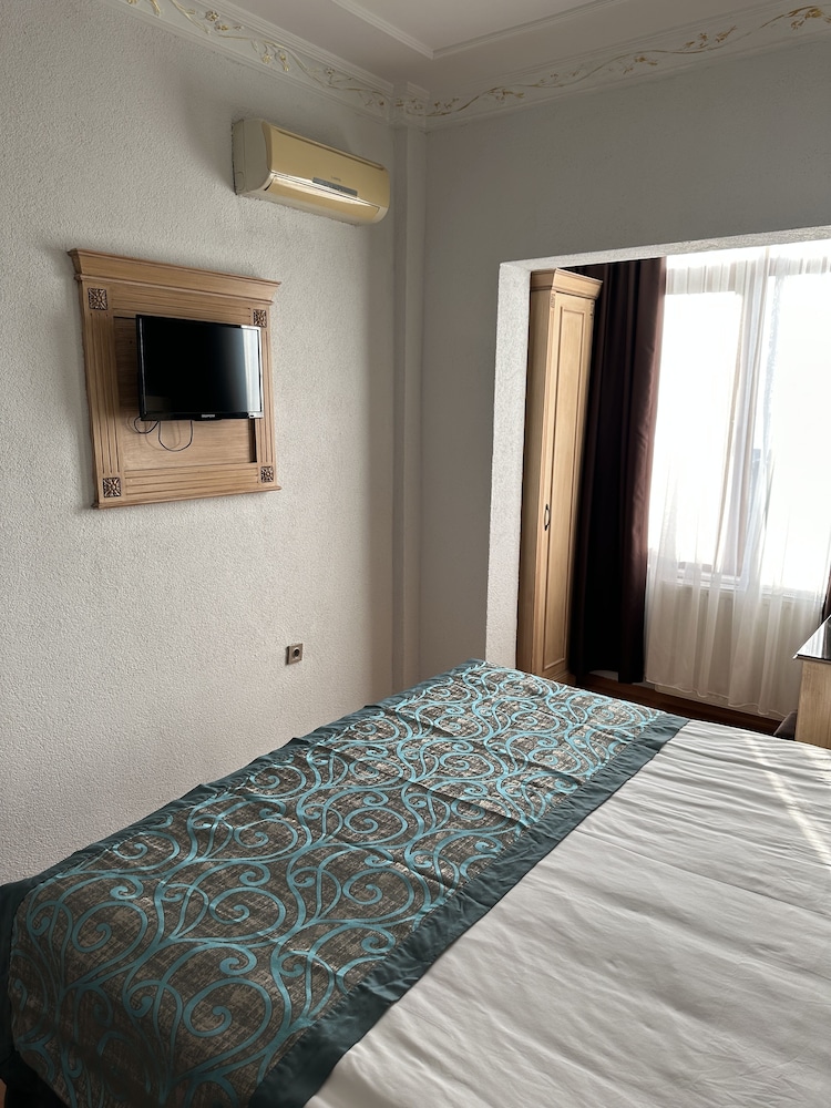 Blue Tuana Hotel 30/70