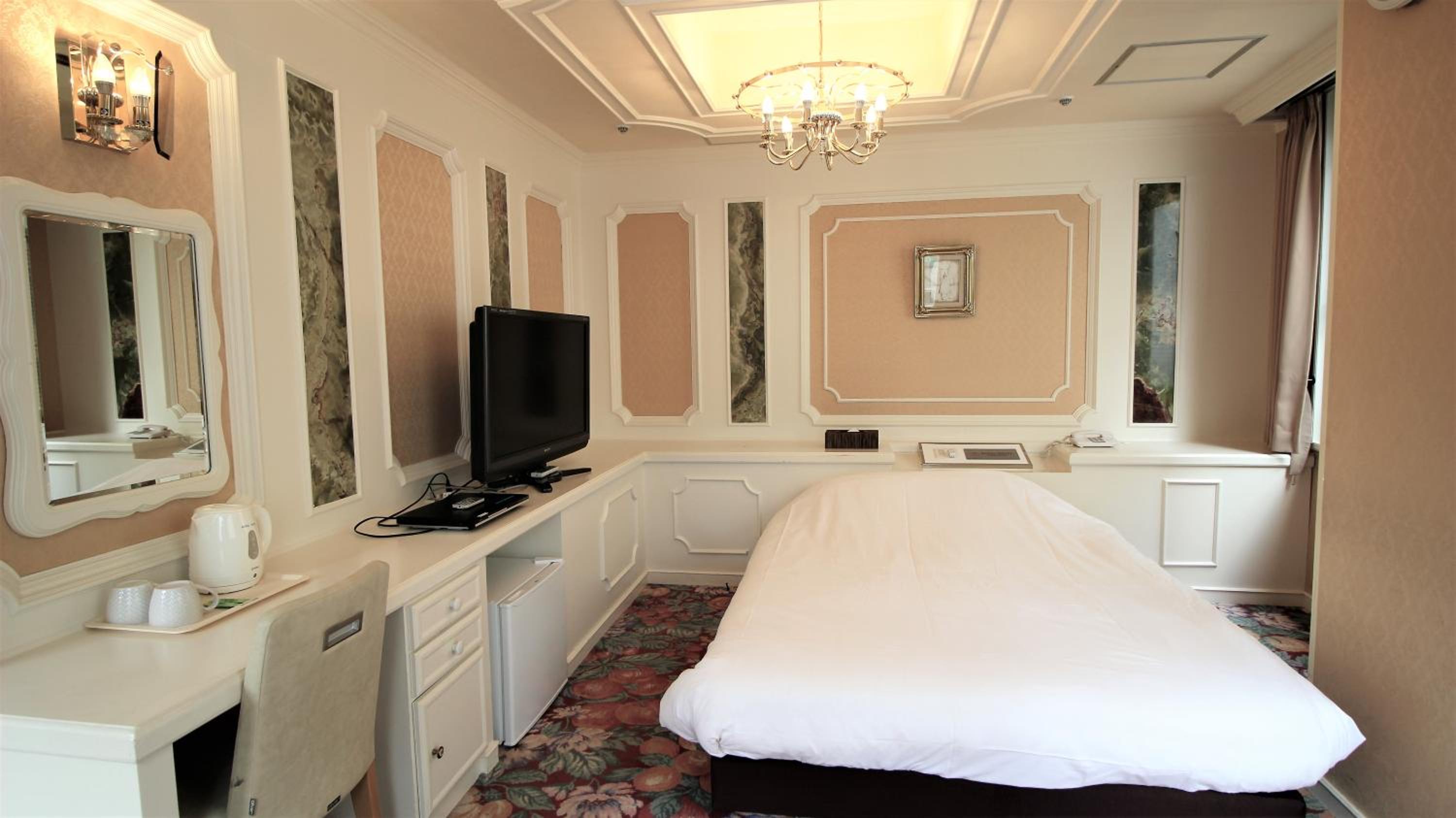 ROOM, DOUBLE BED