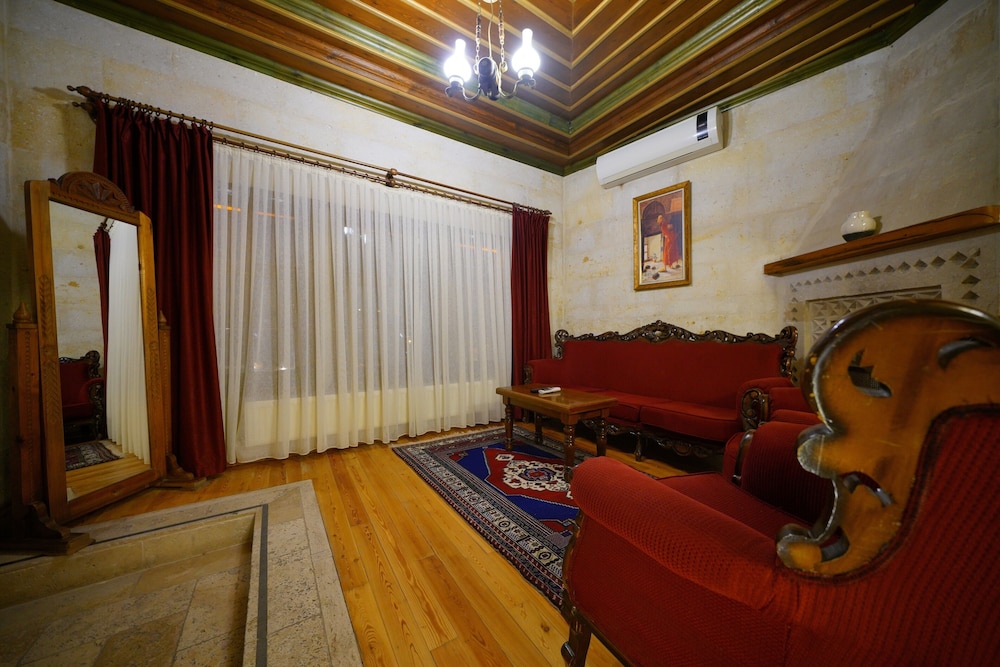 Harman Cave Hotel 65/78