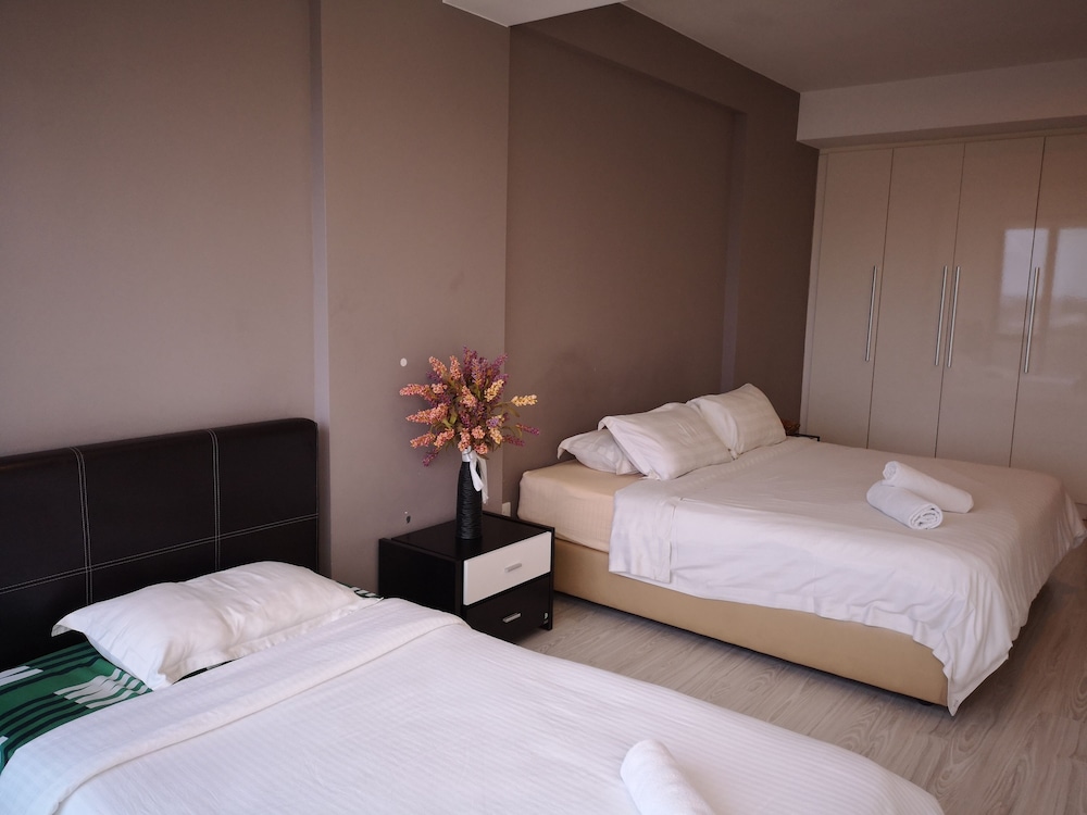 Marina Travellers Suite Sky Karamunsing photo4