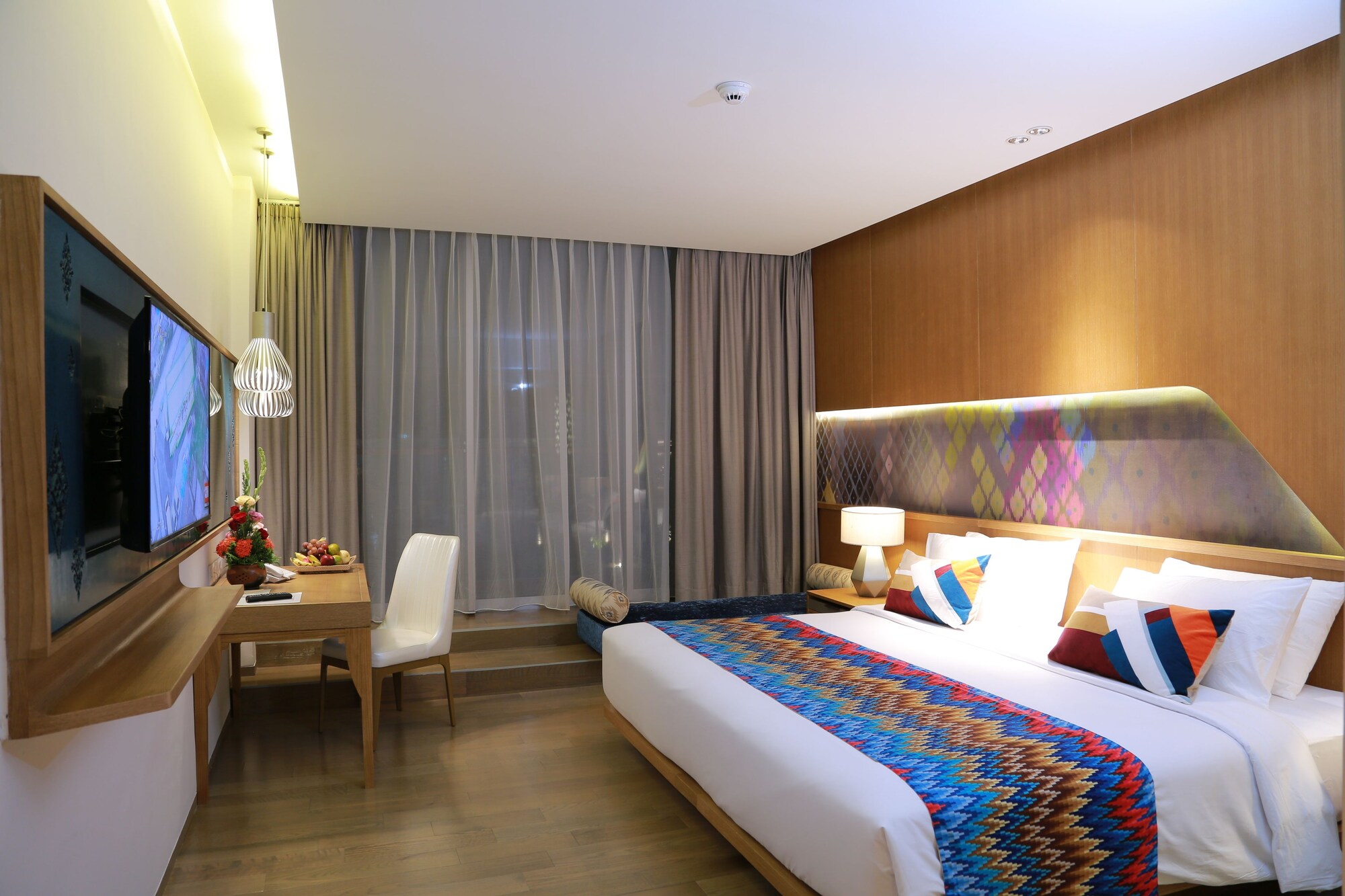 DELUXE, KING BED
