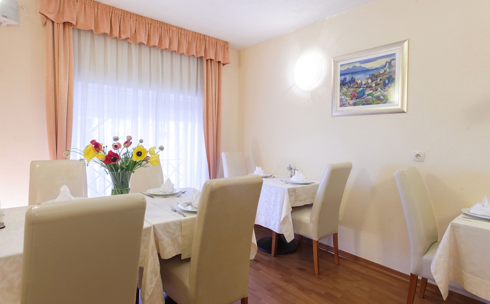Hotel Royal Suites 67/73