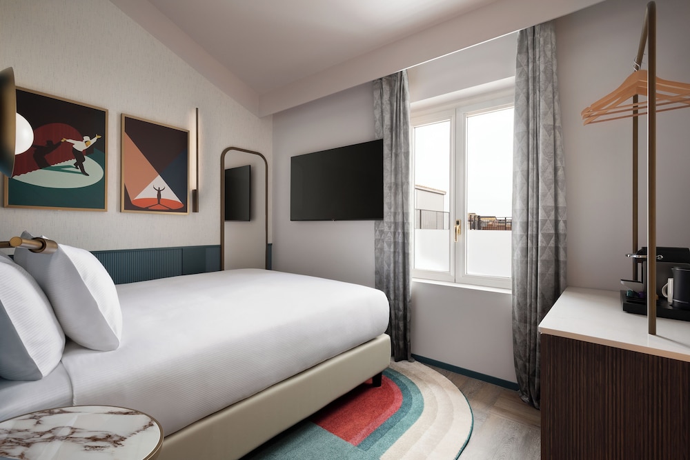 ROOM, QUEEN BED