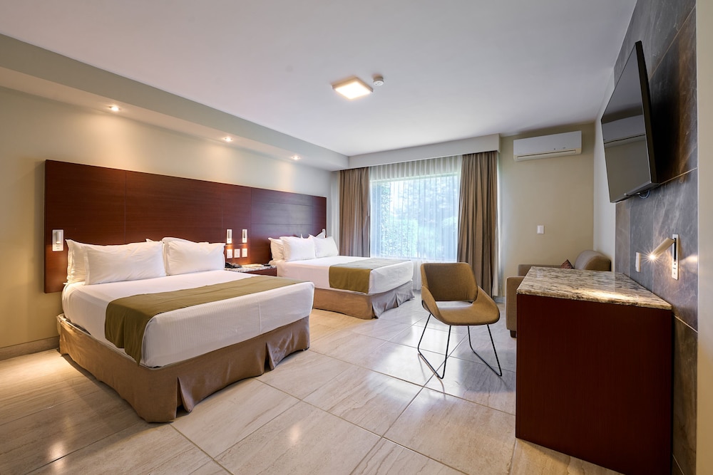 EXECUTIVE, SUITE, MULTIPLE BEDS