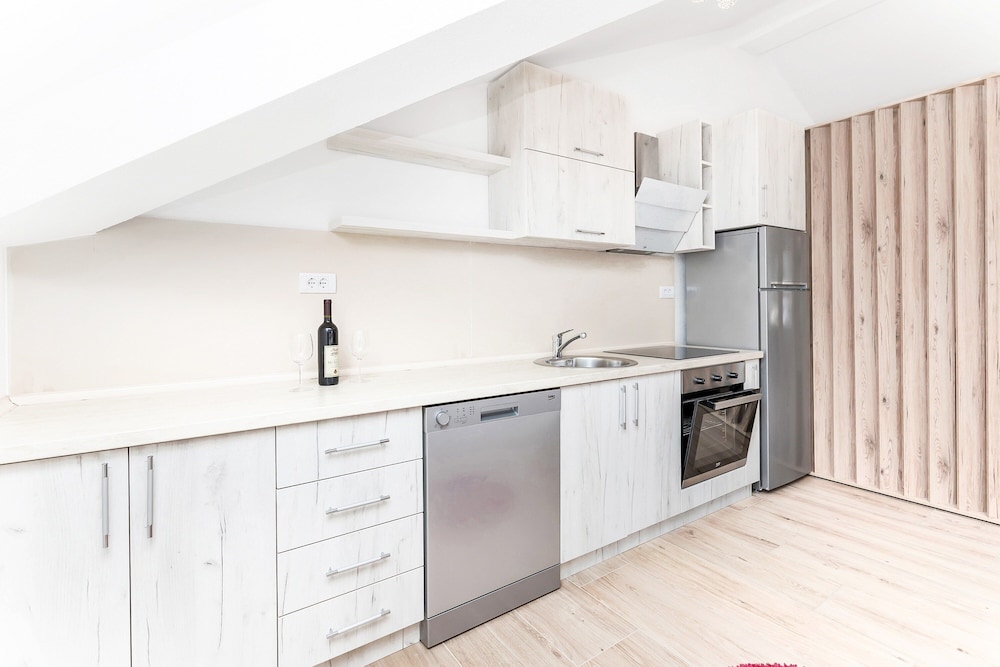 Apartments Mezini 11 7/50