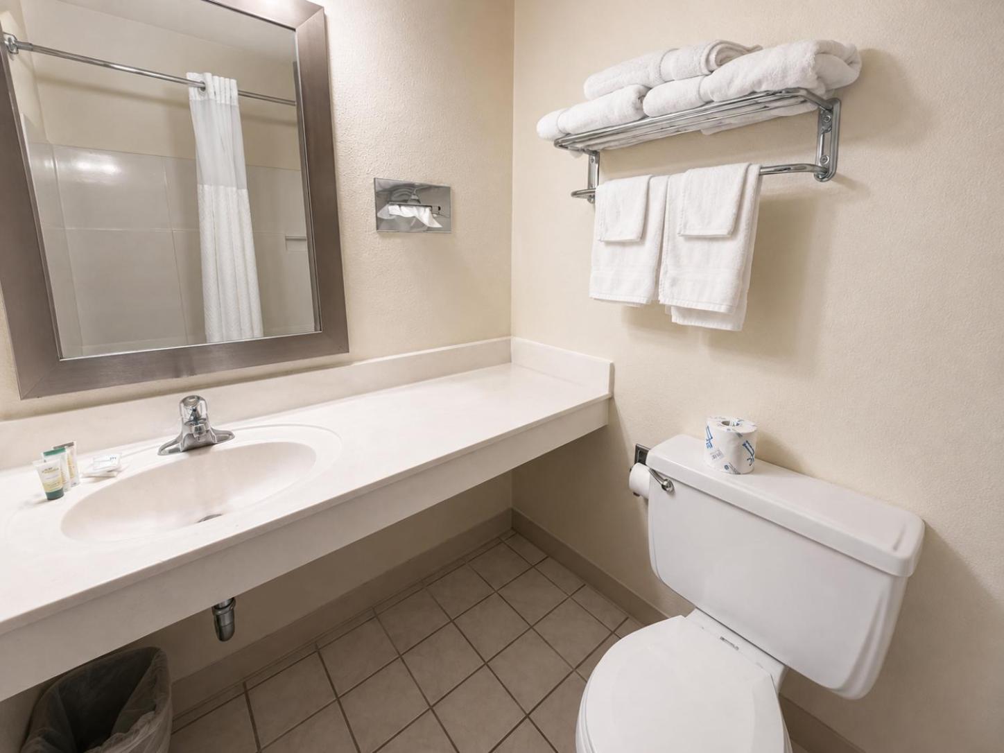 غرفة بسرير كينج بجاكوزي، Fairbridge Inn And Suites 9/10