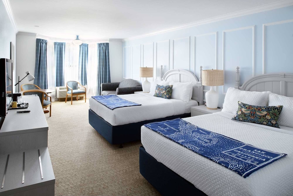 STANDARD, 2 QUEEN BEDS