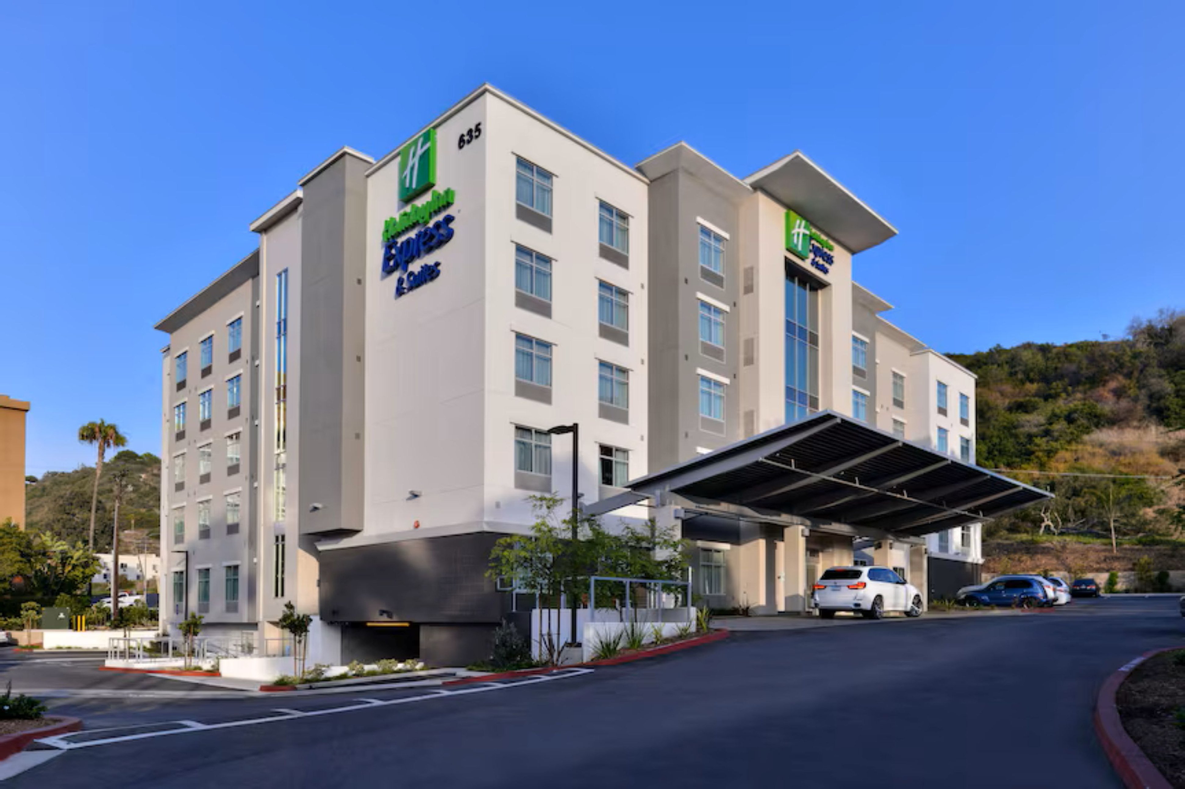 Holiday Inn Express & Suites San Diego - Mission Valley 57/61