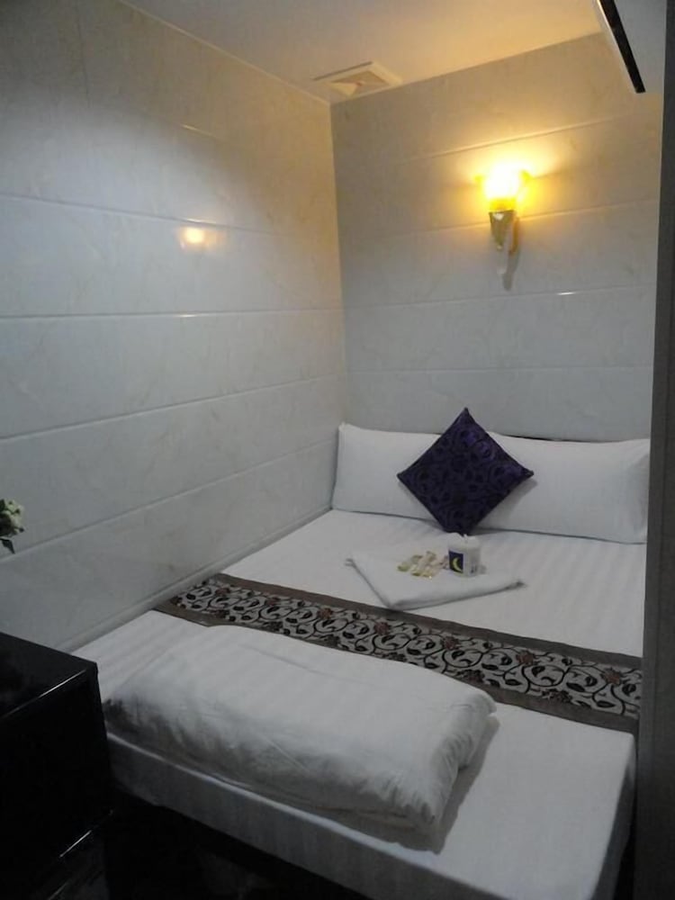 ROOM, DOUBLE BED