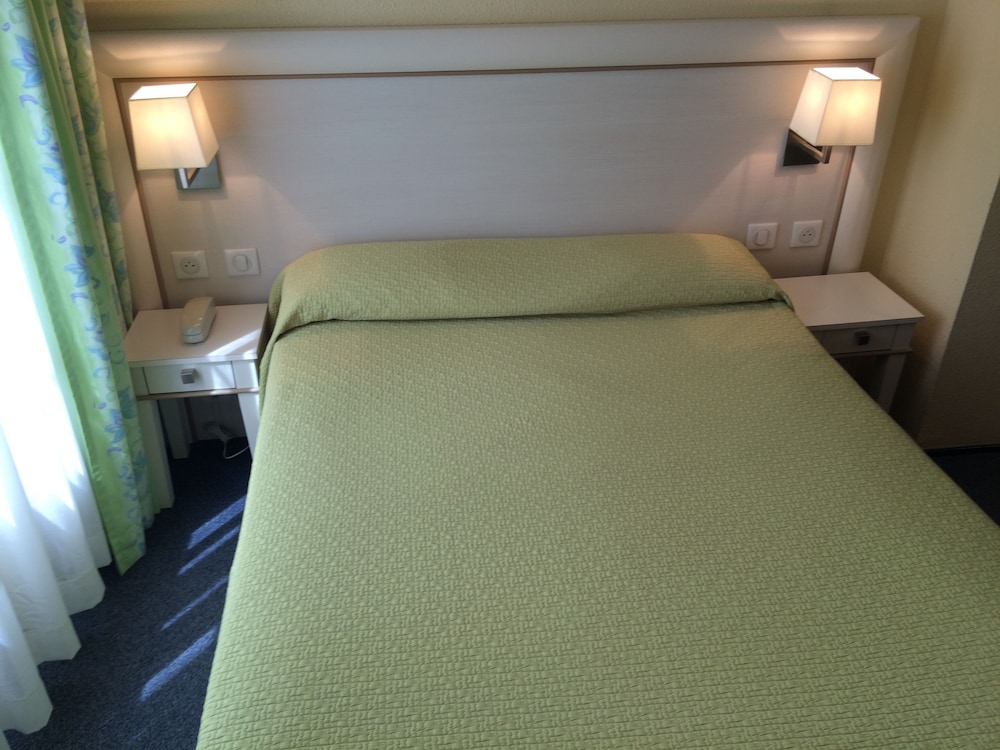 Hotel Elysee 12/23