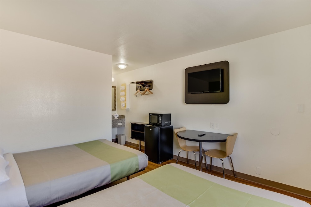 Motel6 El Paso, TX - West 26/66
