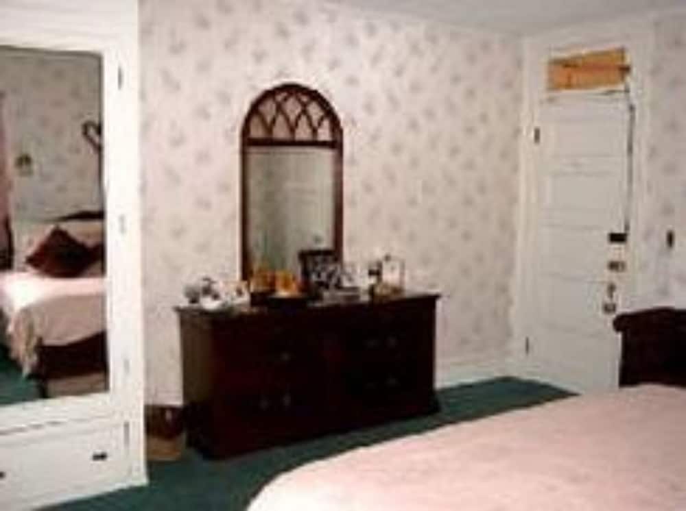 Brookview Manor Inn of the Poconos 3/51
