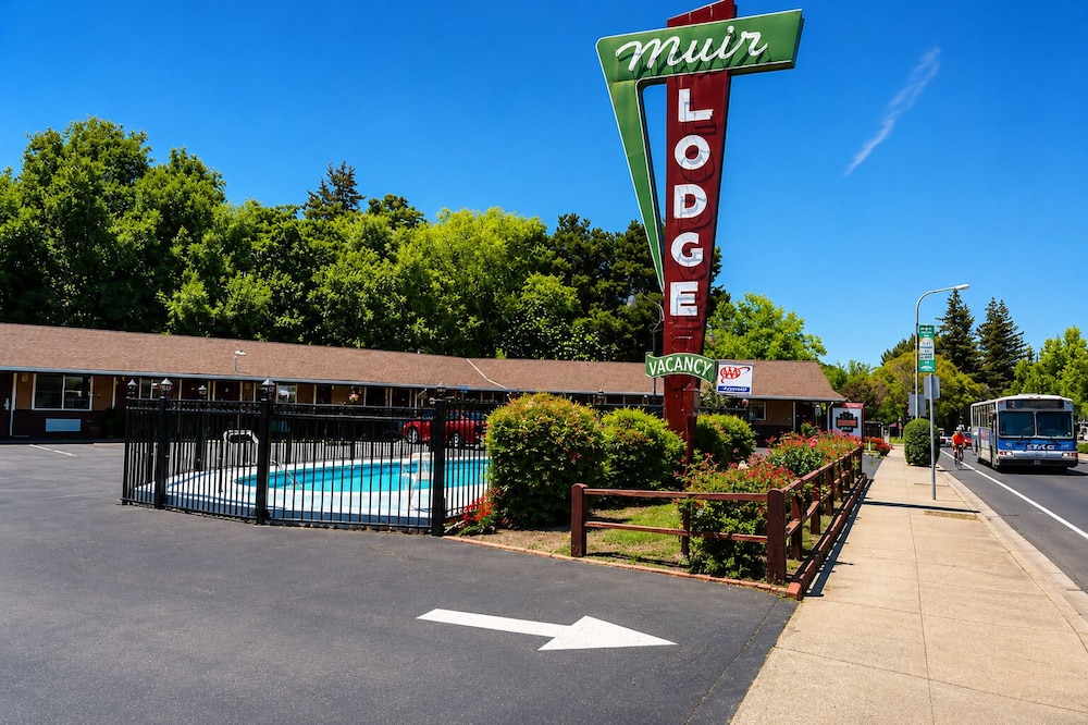 Muir Lodge Motel 41/46