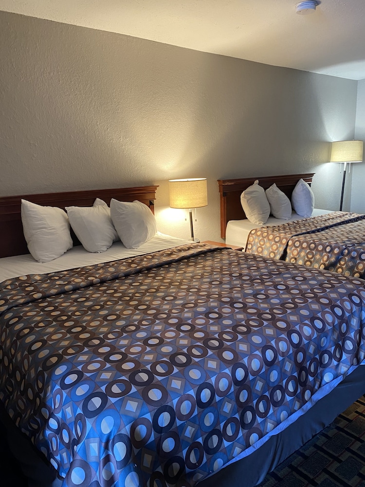 Travelodge by Wyndham Indianapolis Speedway 13/50