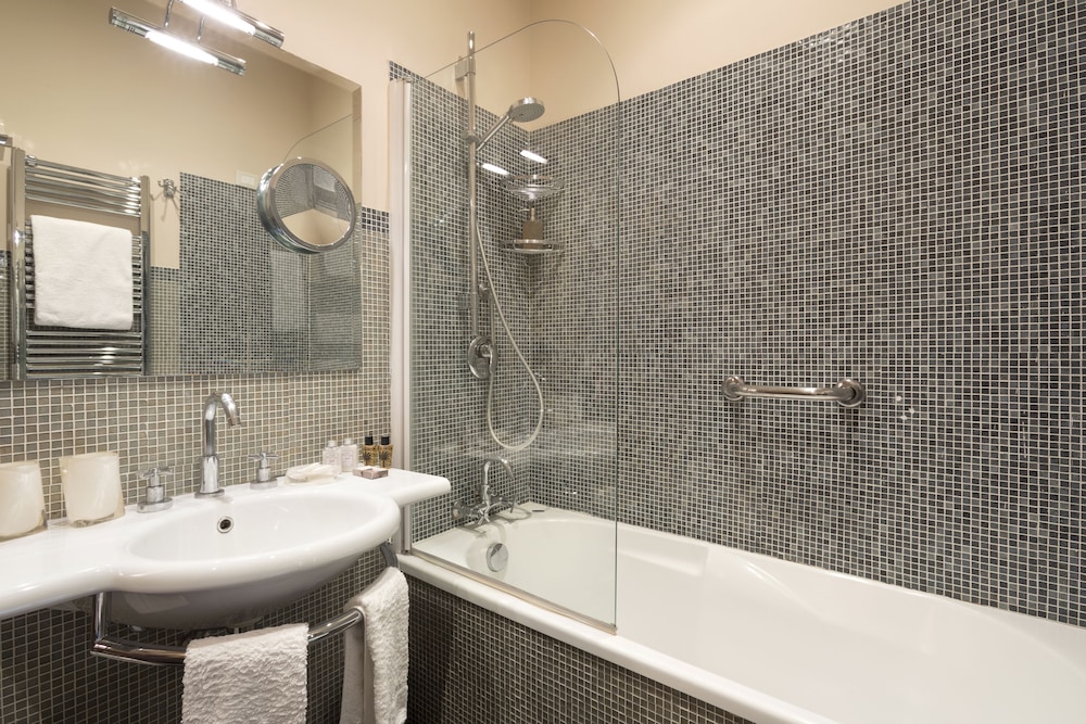 SUPERIOR, DOUBLE OR TWIN BED
