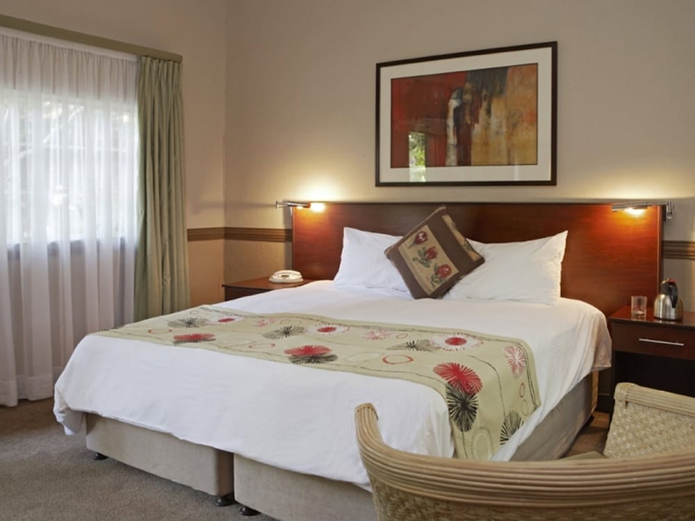 Shangri-La Country Hotel 10/50
