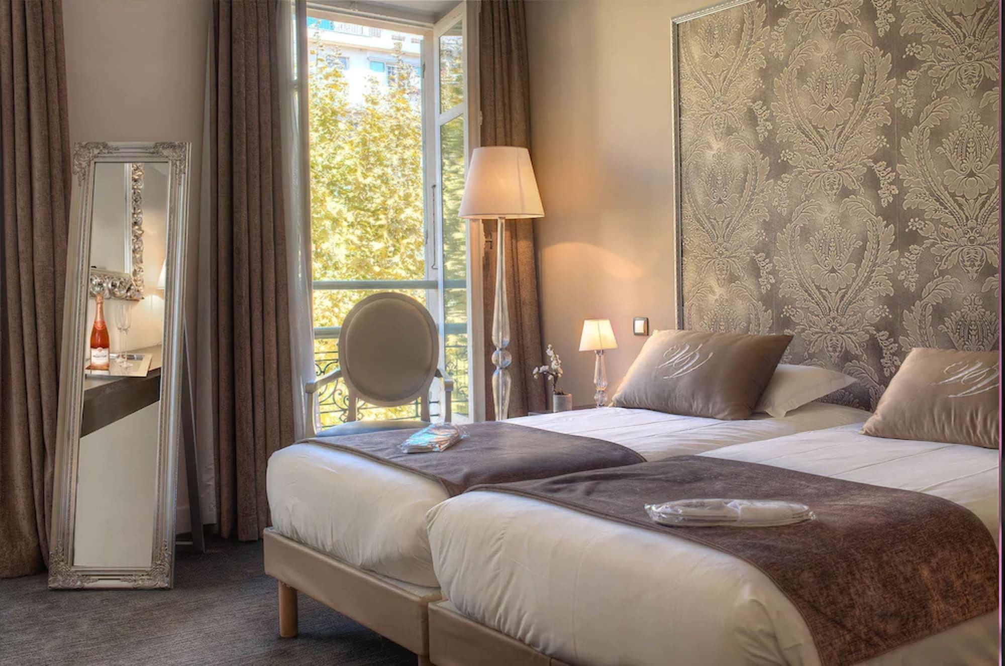 ROOM, TRIPLE, CITY VIEW