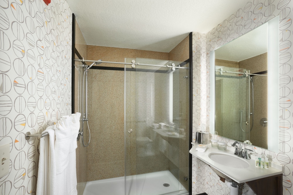 Holiday Inn Biltmore East 19/61