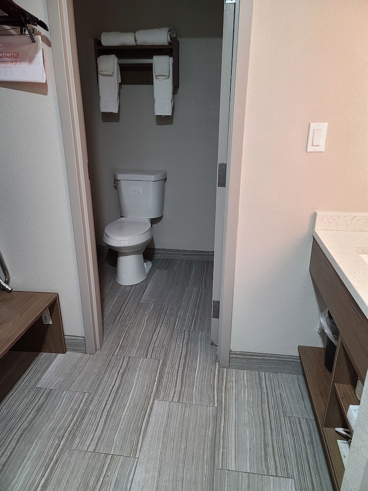 Comfort Inn Boston Milford 24/29