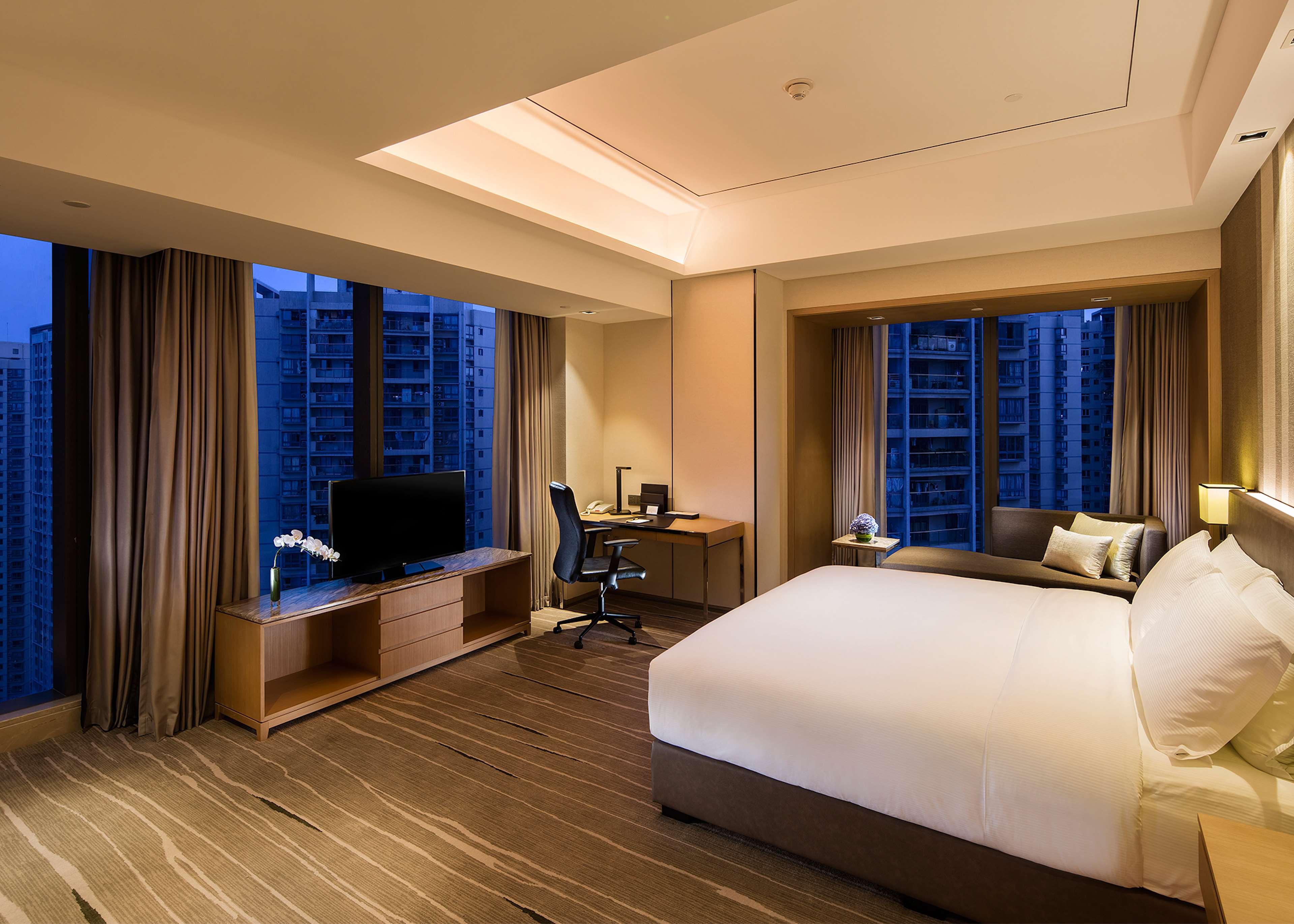 PREMIER, KING BED, LOUNGE ACCESS, CORNER