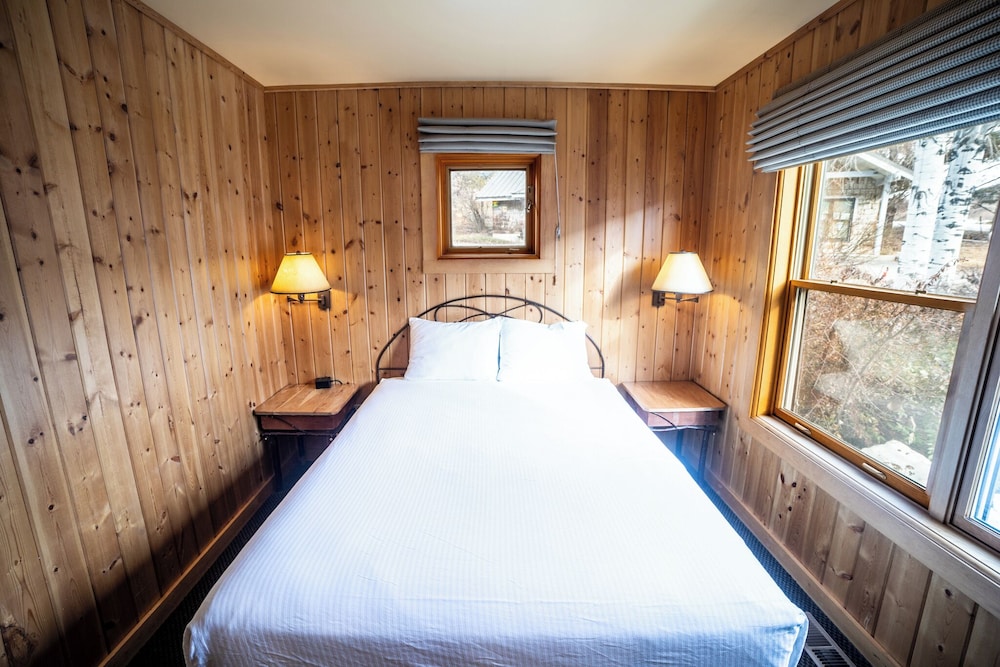 3 Bedrooms, Grand, Suite, Cabin, Twin Beds, 3 Queen Beds