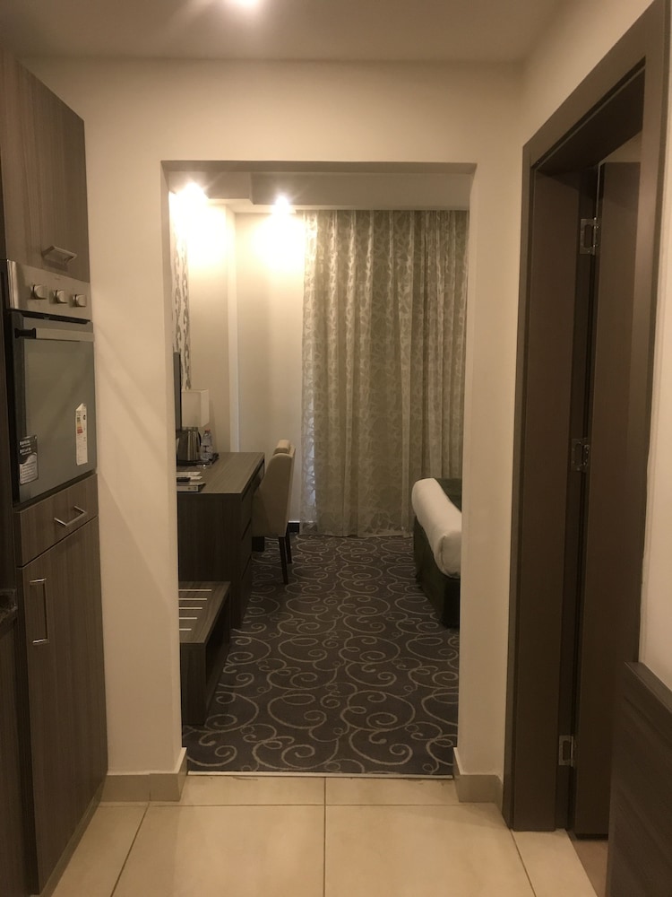 ALMOND HOTEL APARTMENTS 23/53