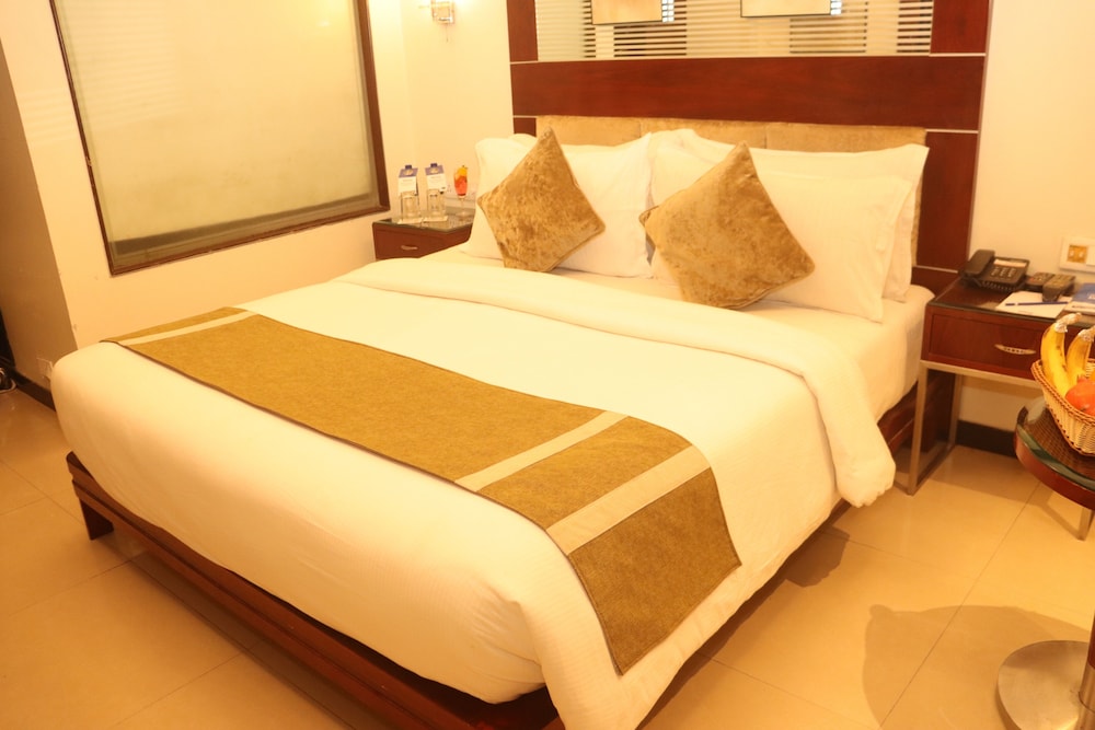 Kyriad Hotel Indore by OTHPL 24/61