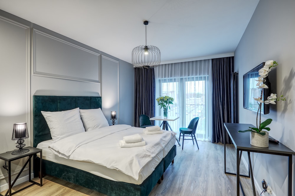 Green, Apartment, Queen Bed