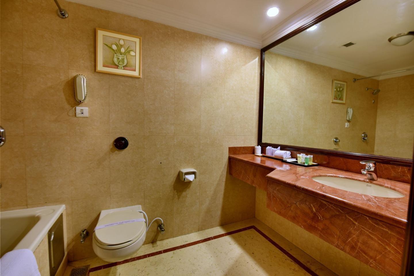 HOLIDAY REGENCY 23/25
