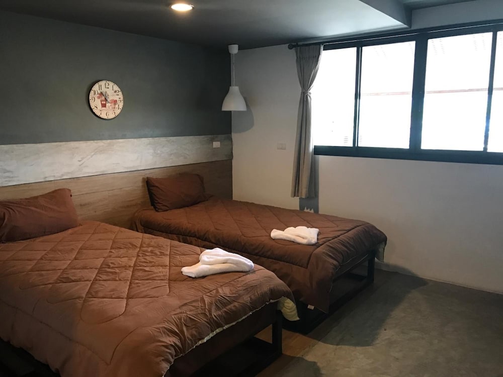 Takuapa Station Hotel 20/40