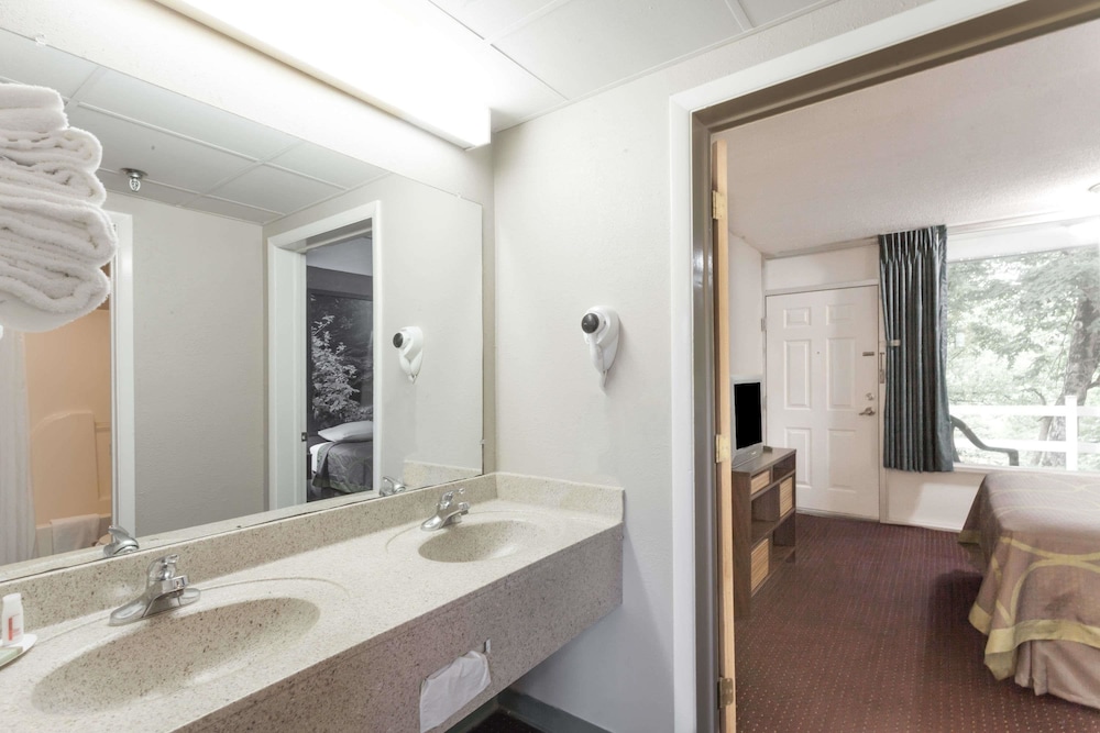 Super 8 By Wyndham Sevierville Riverside 45/45