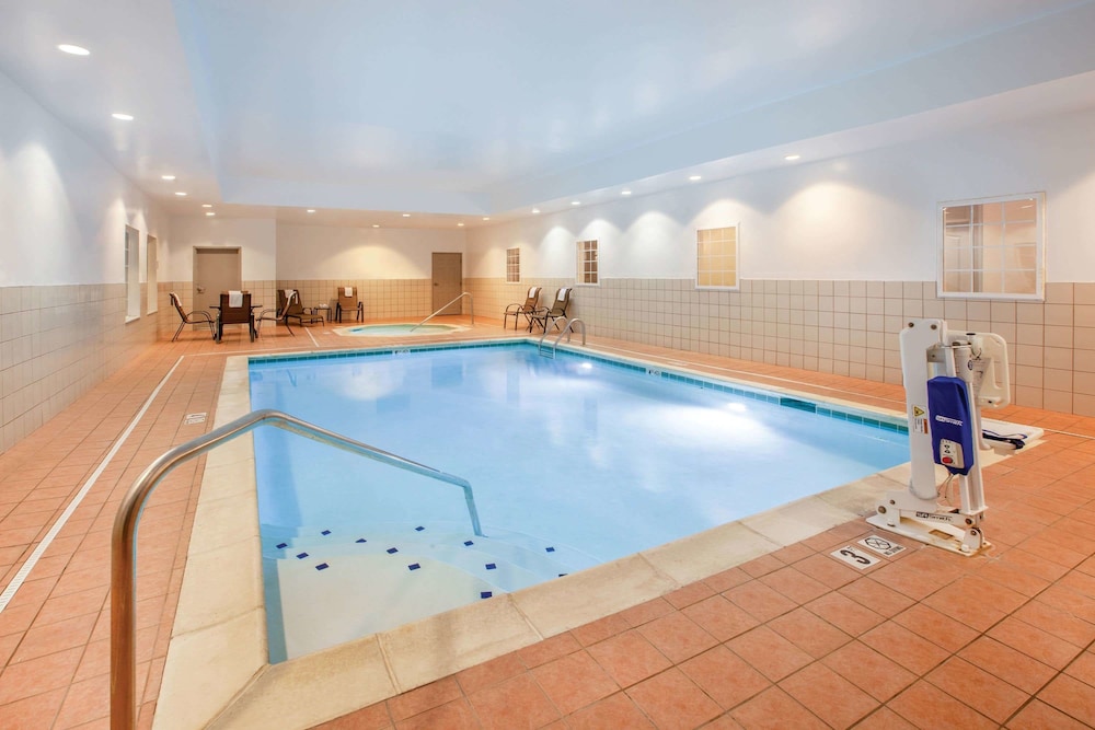 La Quinta Inn & Suites by Wyndham Cincinnati Airpt Florence 38/47