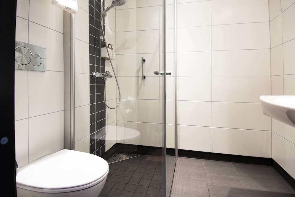 Park Inn By Radisson Oslo Airport Hotel West 71/75