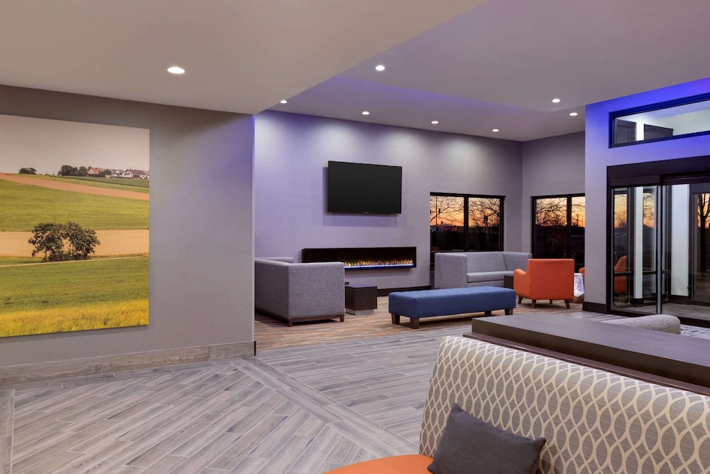 La Quinta Inn & Suites by Wyndham St Louis Route 66 21/47