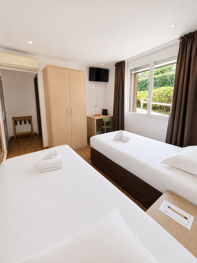 Economy, Twin Beds, Street View, Ground Floor