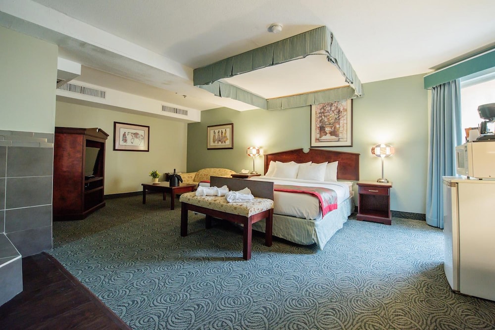 Harrison Lake Hotel 19/50
