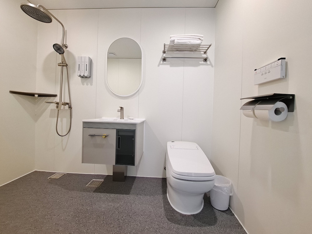 Ocean, Deluxe, Double Bed, The Point Hotel 9/9