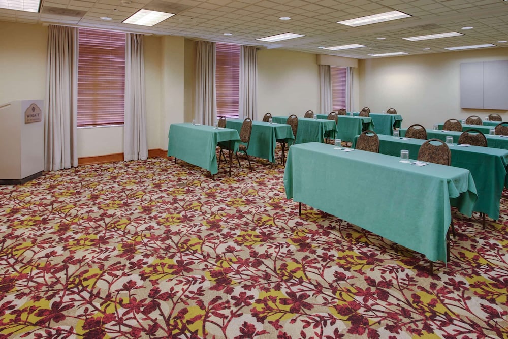 Wingate by Wyndham Chantilly / Dulles Airport 36/48