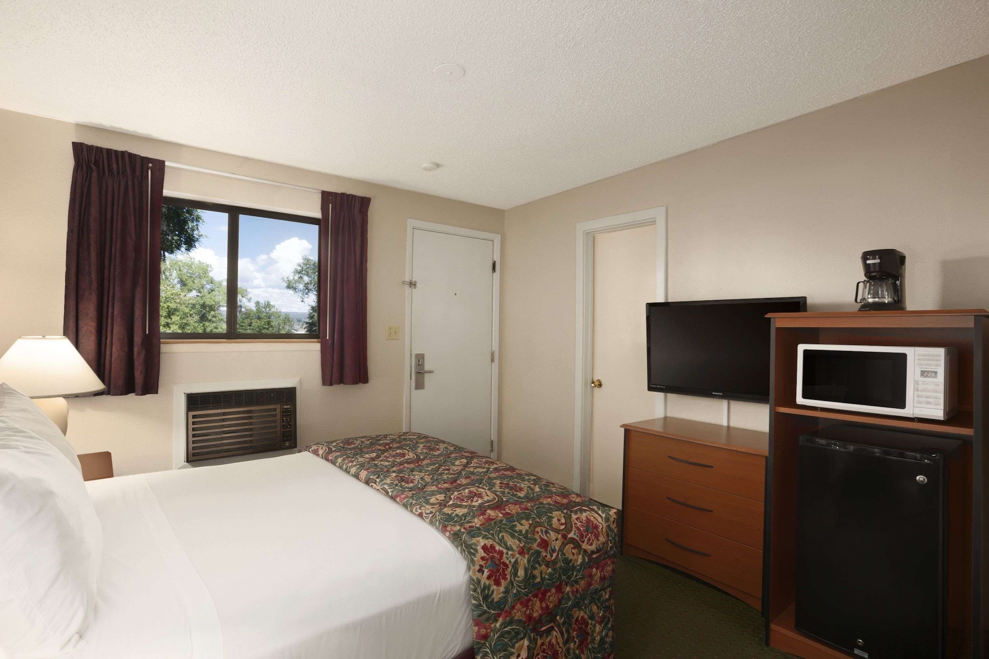 غرفة بسرير كوين، Days Inn by Wyndham Cortez 2/8