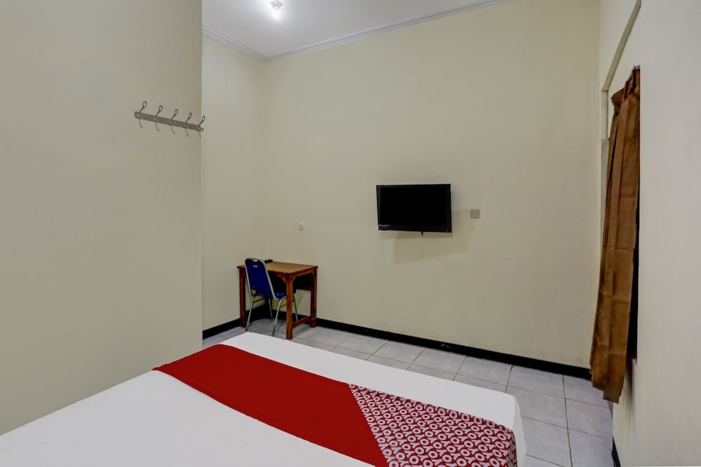 غرفة ديلوكس بسرير مزدوج، OYO 3767 Permata House 2/3