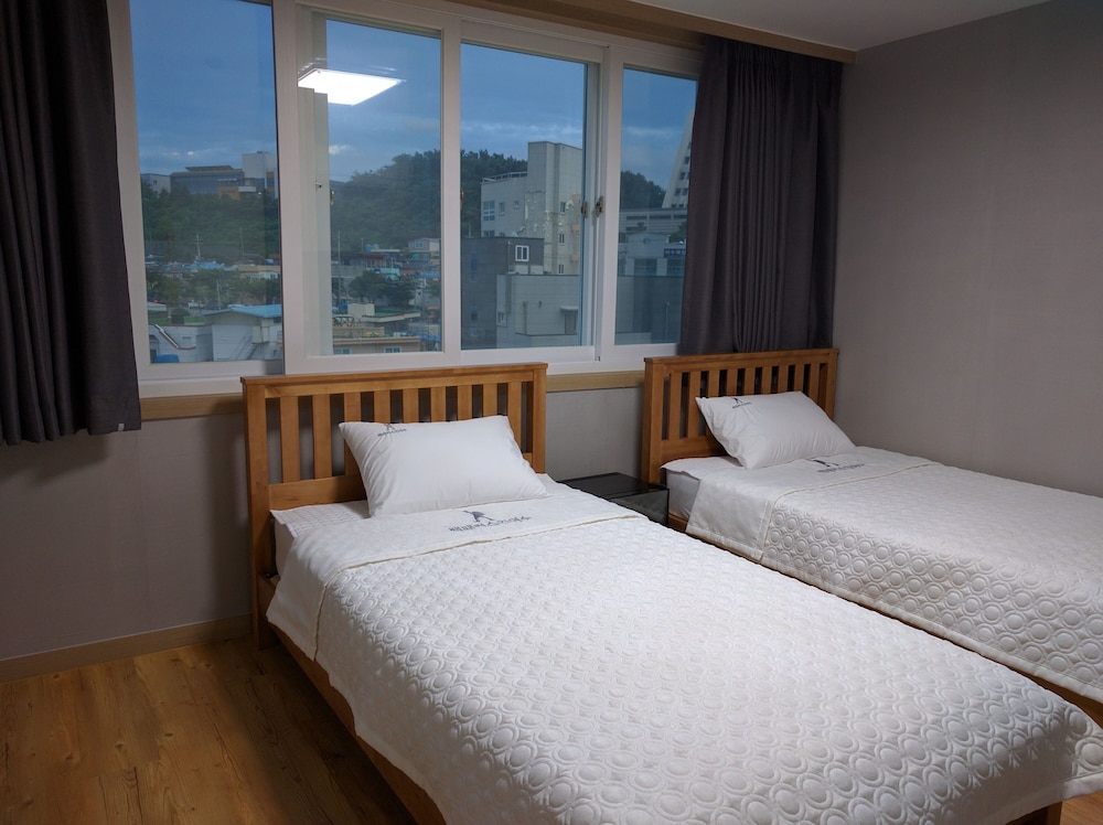 BASIC, TWIN BEDS, CITY VIEW