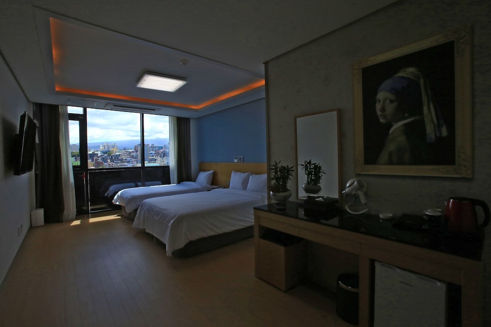 Line Hotel 12/26